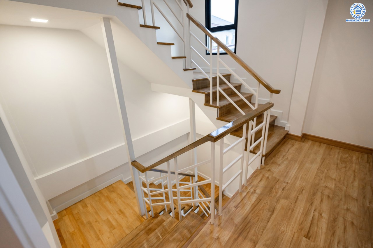 บ้านมือสองตกแต่งใหม่ ดีไซน์สวย ม.บ้านช่อชัยพฤกษ์ จรัญฯ-ปิ่นเกล้า เนื้อที่ 47.5 ตร.ว. ฟังก์ชัน 3 ห้องนอน 3 ห้องน้ำ จอดรถได้ 2 คัน รองรับทุกกิจกรรม บนทำเลเชื่อมต่อหลายเส้นทาง ใกล้จุดขึ้นทางด่วน "ศรีรัช" และรถไฟฟ้าสายสีแดง "สถานีบางบำหรุ"